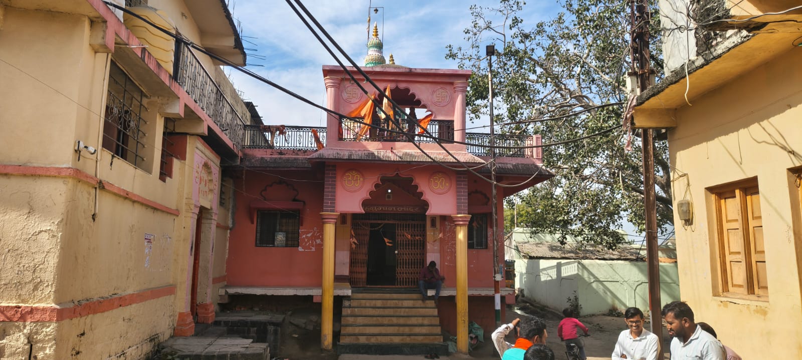 घोटा (देवी) गावातील मंदिर